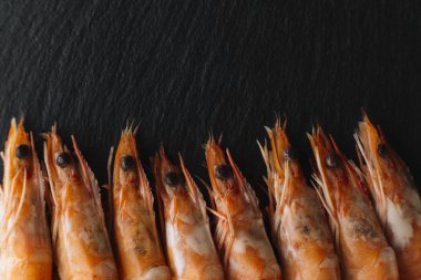 Siyah arka plan üzerine karides. Lezzetli deniz ürünleri meze haşlama veya ızgara baharatlar ile servis. Yakın çekim. Üstten Görünüm