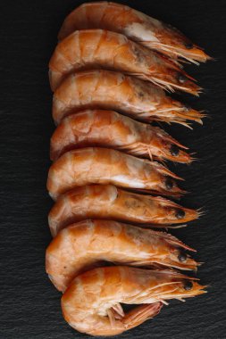 Siyah arka plan üzerine karides. Lezzetli deniz ürünleri meze haşlama veya ızgara baharatlar ile servis. Yakın çekim. Üstten Görünüm