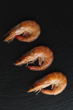 Siyah arka plan üzerine karides. Lezzetli deniz ürünleri meze haşlama veya ızgara baharatlar ile servis. Yakın çekim. Üstten Görünüm