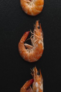 Siyah arka plan üzerine karides. Lezzetli deniz ürünleri meze haşlama veya ızgara baharatlar ile servis. Yakın çekim. Üstten Görünüm