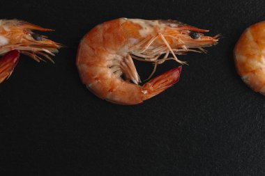 Siyah arka plan üzerine karides. Lezzetli deniz ürünleri meze haşlama veya ızgara baharatlar ile servis. Yakın çekim. Üstten Görünüm