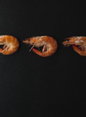 Siyah arka plan üzerine karides. Lezzetli deniz ürünleri meze haşlama veya ızgara baharatlar ile servis. Yakın çekim. Üstten Görünüm