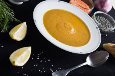 Krem çeşitli mercimek çorbası. Sarı ve yeşil lens, baharat olarak çiğ yemek ve limon siyah backgraund üzerinde. Sağlıklı, lezzetli, lezzetli, vejetaryen yemek. Üstten Görünüm, kopya alanı