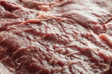 Mermer zemin üzerine taze biftek. Bir mutfak yemek pişmemiş biftek. Lezzetli, baharatlı, sulu et kopya alanı closeup ile