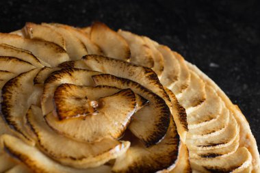 Elmalı tart. Karanlık mermer zemin üzerine geleneksel Fransız tatlı tatlı. Lezzetli, iştah açıcı, ev yapımı pasta dilimleri taze meyve ile. Kopya alanı, portre