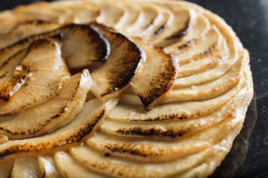 Elmalı tart. Karanlık mermer zemin üzerine geleneksel Fransız tatlı tatlı. Lezzetli, iştah açıcı, ev yapımı pasta dilimleri taze meyve ile. Kopya alanı, portre