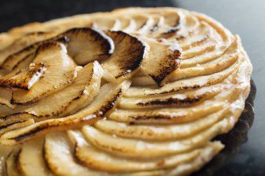 Elmalı tart. Karanlık mermer zemin üzerine geleneksel Fransız tatlı tatlı. Lezzetli, iştah açıcı, ev yapımı pasta dilimleri taze meyve ile. Kopya alanı, portre