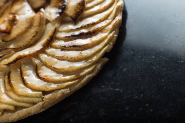 Elmalı tart. Karanlık mermer zemin üzerine geleneksel Fransız tatlı tatlı. Lezzetli, iştah açıcı, ev yapımı pasta dilimleri taze meyve ile. Kopya alanı, portre
