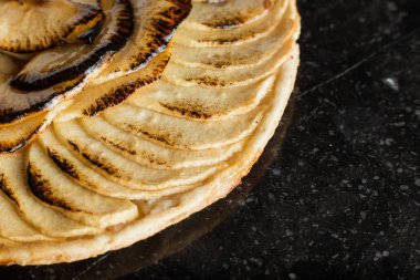 Elmalı tart. Karanlık mermer zemin üzerine geleneksel Fransız tatlı tatlı. Lezzetli, iştah açıcı, ev yapımı pasta dilimleri taze meyve ile. Kopya alanı, portre