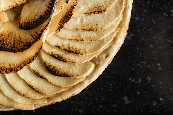 Torta de maçã. Sobremesa doce francesa tradicional no fundo de mármore escuro. Delicioso, apetitoso, torta caseira com fatias de frutas frescas. Espaço de cópia, close-up — Fotografia de Stock