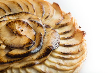 Elmalı tart. Beyaz arka plan üzerinde izole geleneksel Fransız tatlı tatlı. Lezzetli, iştah açıcı, ev yapımı pasta dilimleri taze meyve ile. Kopya alanı, portre
