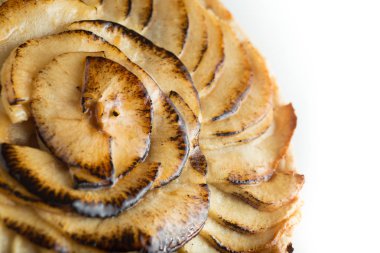 Elmalı tart. Beyaz arka plan üzerinde izole geleneksel Fransız tatlı tatlı. Lezzetli, iştah açıcı, ev yapımı pasta dilimleri taze meyve ile. Kopya alanı, portre