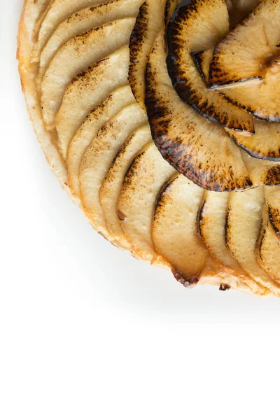 Torta de maçã. Sobremesa doce francesa tradicional isolada no fundo branco. Delicioso, apetitoso, torta caseira com fatias de frutas frescas. Espaço de cópia, close-up — Fotografia de Stock