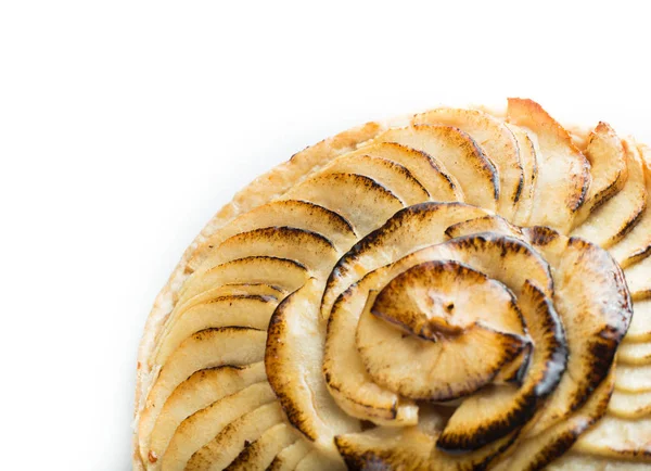 Torta de maçã. Sobremesa doce francesa tradicional isolada no fundo branco. Delicioso, apetitoso, torta caseira com fatias de frutas frescas. Espaço de cópia, close-up — Fotografia de Stock