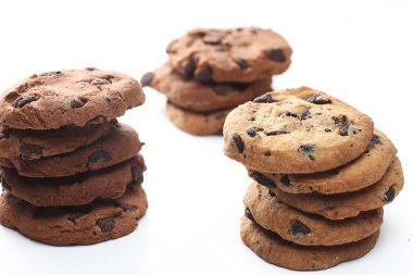 Beyaz arka plan üzerinde izole çikolatalı kurabiye