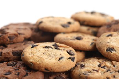 Beyaz arka plan üzerinde izole çikolatalı kurabiye