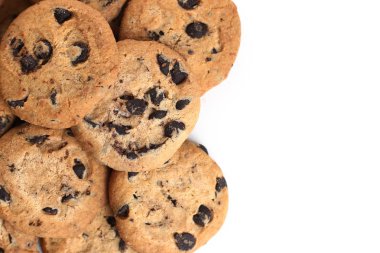 Beyaz arka plan üzerinde izole çikolatalı kurabiye