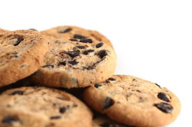 Beyaz arka plan üzerinde izole çikolatalı kurabiye