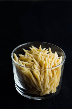 Makarna ham closeup arka plan. Geleneksel İtalyan mutfağı yemek için lezzetli kuru pişmemiş madde. Çeşitli şekiller dokulu. Üstten Görünüm. Kopya alanı