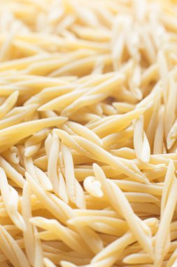 Makarna ham closeup arka plan. Geleneksel İtalyan mutfağı yemek için lezzetli kuru pişmemiş madde. Çeşitli şekiller dokulu. Üstten Görünüm. Kopya alanı