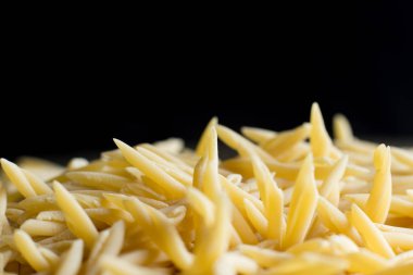 Makarna ham closeup arka plan. Geleneksel İtalyan mutfağı yemek için lezzetli kuru pişmemiş madde. Çeşitli şekiller dokulu. Üstten Görünüm. Kopya alanı