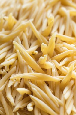 Makarna ham closeup arka plan. Geleneksel İtalyan mutfağı yemek için lezzetli kuru pişmemiş madde. Çeşitli şekiller dokulu. Üstten Görünüm. Kopya alanı