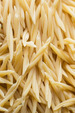 Makarna ham closeup arka plan. Geleneksel İtalyan mutfağı yemek için lezzetli kuru pişmemiş madde. Çeşitli şekiller dokulu. Üstten Görünüm. Kopya alanı