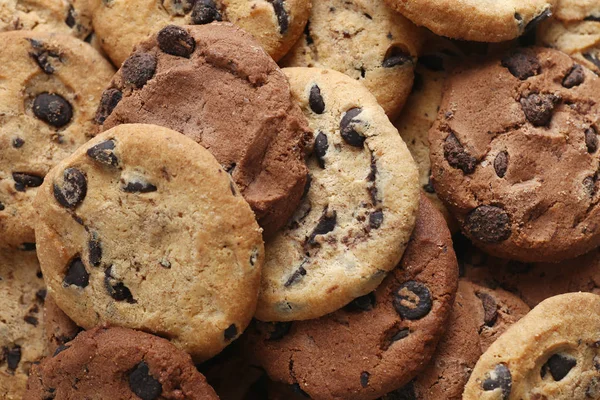 Biscuits aux pépites de chocolat assortis. Gros plan arrière-plan. Vue du dessus — Photo