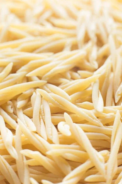 Makarna ham closeup arka plan. Geleneksel İtalyan mutfağı yemek için lezzetli kuru pişmemiş madde. Çeşitli şekiller dokulu. Üstten Görünüm. Kopya alanı