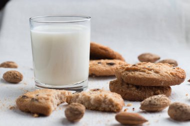 Çikolatalı ve ışık Tekstil zemin üzerine Badem Çerezler kazık. Kahvaltı, Kahvaltı ve öğle yemeği için lezzetli sabah aperatifler. Apetisant, sağlıklı ve fast food