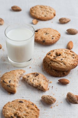 Çikolatalı ve ışık Tekstil zemin üzerine Badem Çerezler kazık. Kahvaltı, Kahvaltı ve öğle yemeği için lezzetli sabah aperatifler. Apetisant, sağlıklı ve fast food