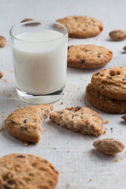 Çikolatalı ve ışık Tekstil zemin üzerine Badem Çerezler kazık. Kahvaltı, Kahvaltı ve öğle yemeği için lezzetli sabah aperatifler. Apetisant, sağlıklı ve fast food