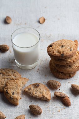 Çikolatalı ve ışık Tekstil zemin üzerine Badem Çerezler kazık. Kahvaltı, Kahvaltı ve öğle yemeği için lezzetli sabah aperatifler. Apetisant, sağlıklı ve fast food