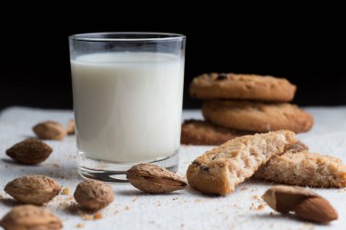 Çikolatalı ve ışık Tekstil zemin üzerine Badem Çerezler kazık. Kahvaltı, Kahvaltı ve öğle yemeği için lezzetli sabah aperatifler. Apetisant, sağlıklı ve fast food