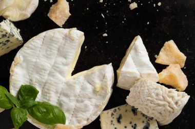 Tablo arka plan üzerinde çeşitli peynir. Çeşitli sıralar için iştah açıcı, gurme, lezzetli aperatifler. Öğle ve akşam yemekleri closeup şarap için geleneksel Fransız yemeği. Camembert, Roquefort