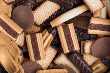 Siyah arka plan üzerine çeşitli kurabiyeler. Kahvaltı, Kahvaltı ve öğle yemeği için lezzetli sabah aperatifler. Apetisant, tatlı ve fast food