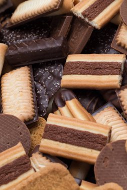 Siyah arka plan üzerine çeşitli kurabiyeler. Kahvaltı, Kahvaltı ve öğle yemeği için lezzetli sabah aperatifler. Apetisant, tatlı ve fast food