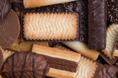 Siyah arka plan üzerine çeşitli kurabiyeler. Kahvaltı, Kahvaltı ve öğle yemeği için lezzetli sabah aperatifler. Apetisant, tatlı ve fast food