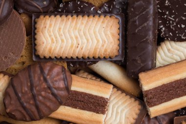 Siyah arka plan üzerine çeşitli kurabiyeler. Kahvaltı, Kahvaltı ve öğle yemeği için lezzetli sabah aperatifler. Apetisant, tatlı ve fast food