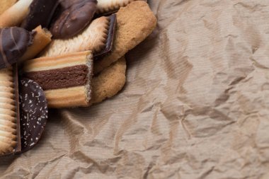 Siyah arka plan üzerine çeşitli kurabiyeler. Kahvaltı, Kahvaltı ve öğle yemeği için lezzetli sabah aperatifler. Apetisant, tatlı ve fast food