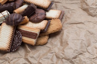 Siyah arka plan üzerine çeşitli kurabiyeler. Kahvaltı, Kahvaltı ve öğle yemeği için lezzetli sabah aperatifler. Apetisant, tatlı ve fast food