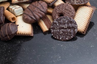 Siyah arka plan üzerine çeşitli kurabiyeler. Kahvaltı, Kahvaltı ve öğle yemeği için lezzetli sabah aperatifler. Apetisant, tatlı ve fast food