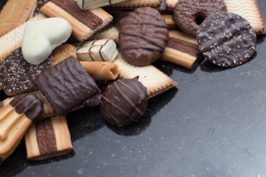 Siyah arka plan üzerine çeşitli kurabiyeler. Kahvaltı, Kahvaltı ve öğle yemeği için lezzetli sabah aperatifler. Apetisant, tatlı ve fast food