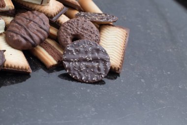 Siyah arka plan üzerine çeşitli kurabiyeler. Kahvaltı, Kahvaltı ve öğle yemeği için lezzetli sabah aperatifler. Apetisant, tatlı ve fast food