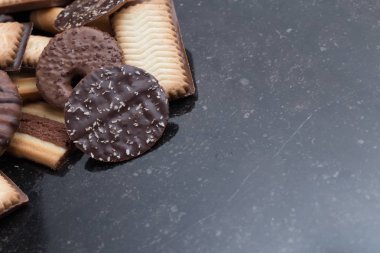 Siyah arka plan üzerine çeşitli kurabiyeler. Kahvaltı, Kahvaltı ve öğle yemeği için lezzetli sabah aperatifler. Apetisant, tatlı ve fast food