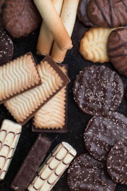 Siyah arka plan üzerine çeşitli kurabiyeler. Kahvaltı, Kahvaltı ve öğle yemeği için lezzetli sabah aperatifler. Apetisant, tatlı ve fast food