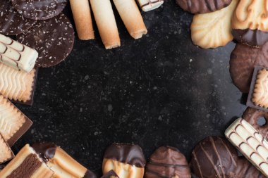 Siyah arka plan üzerine çeşitli kurabiyeler. Kahvaltı, Kahvaltı ve öğle yemeği için lezzetli sabah aperatifler. Apetisant, tatlı ve fast food