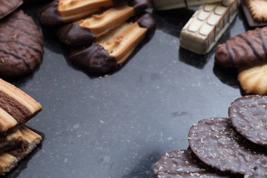 Siyah arka plan üzerine çeşitli kurabiyeler. Kahvaltı, Kahvaltı ve öğle yemeği için lezzetli sabah aperatifler. Apetisant, tatlı ve fast food