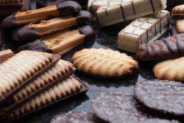 Siyah arka plan üzerine çeşitli kurabiyeler. Kahvaltı, Kahvaltı ve öğle yemeği için lezzetli sabah aperatifler. Apetisant, tatlı ve fast food