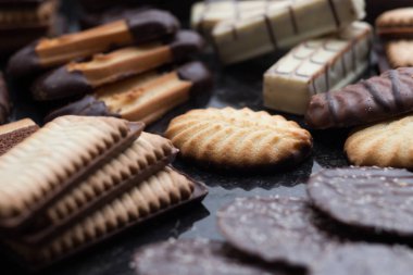 Siyah arka plan üzerine çeşitli kurabiyeler. Kahvaltı, Kahvaltı ve öğle yemeği için lezzetli sabah aperatifler. Apetisant, tatlı ve fast food